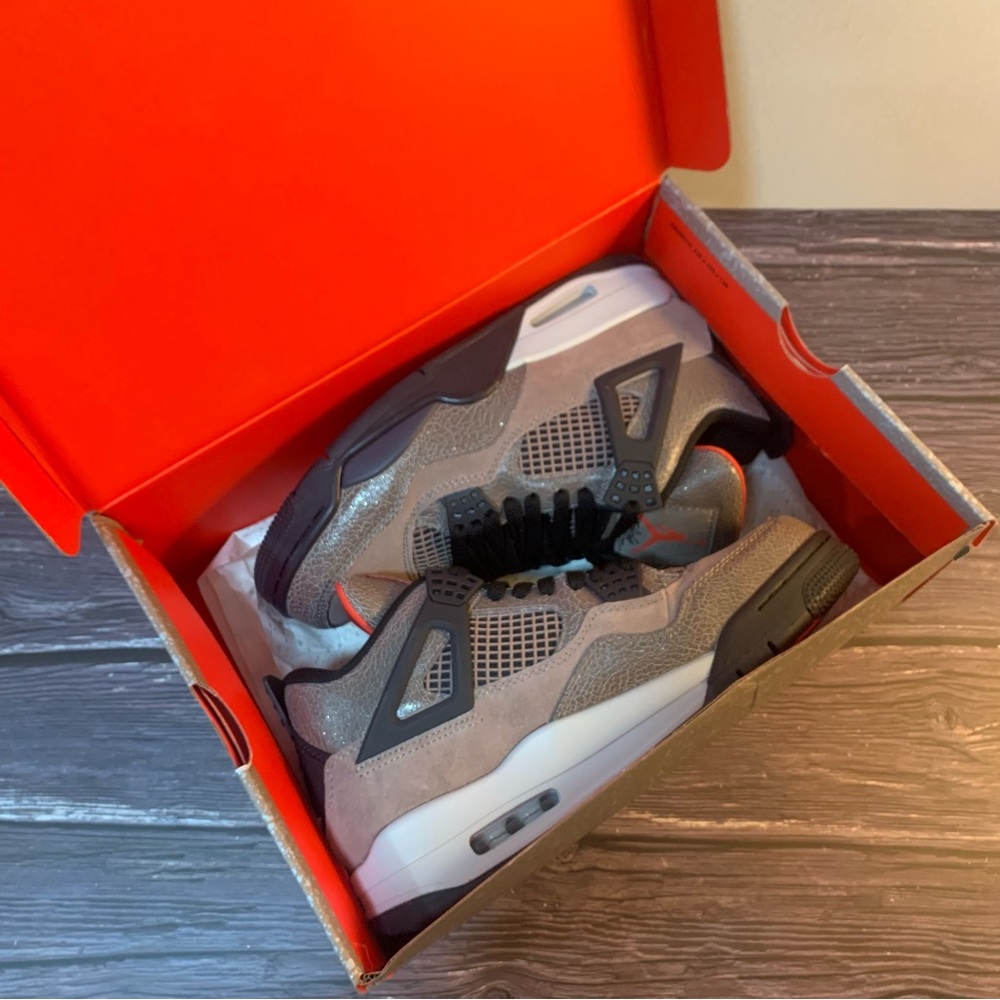 Man’s Air Jordan 4 Retro "taupe haze" in Size 10 with Original Box